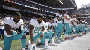 football-players-kneel